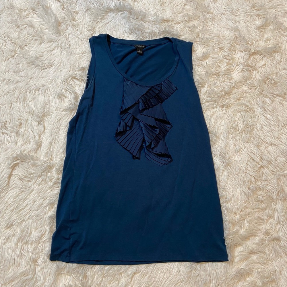 Ann Taylor t shirt w details